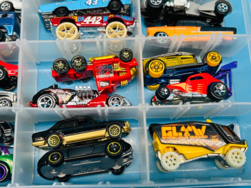 Photo 5 of 811602…31 die cast cars in case