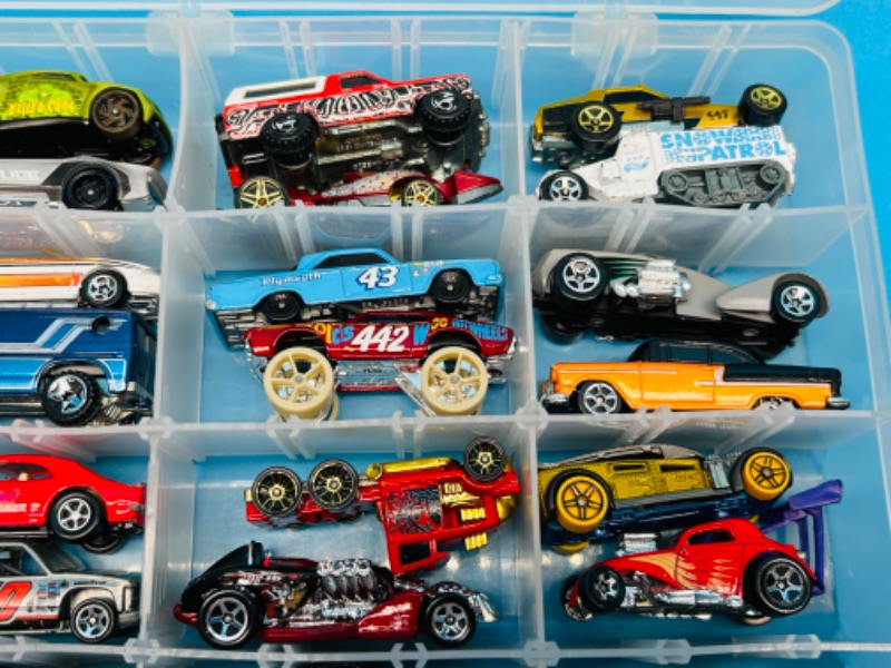 Photo 3 of 811602…31 die cast cars in case