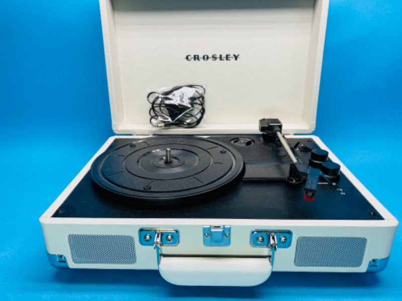 Photo 1 of 811608…Crosley Bluetooth suitcase turntable record player 