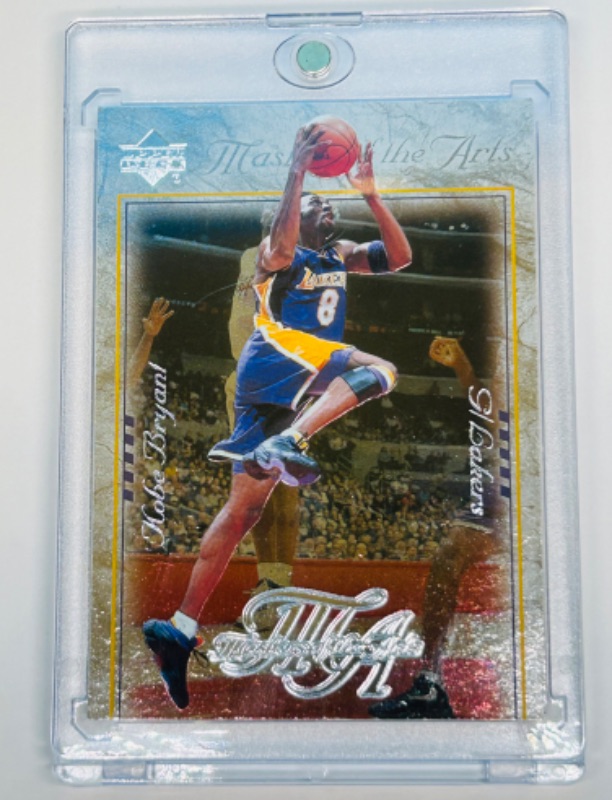 Photo 3 of 811680…upper deck Kobe Bryant chrome card MA8  in hard plastic case -masters of the arts 