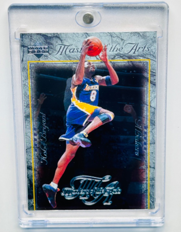 Photo 1 of 811680…upper deck Kobe Bryant chrome card MA8  in hard plastic case -masters of the arts 