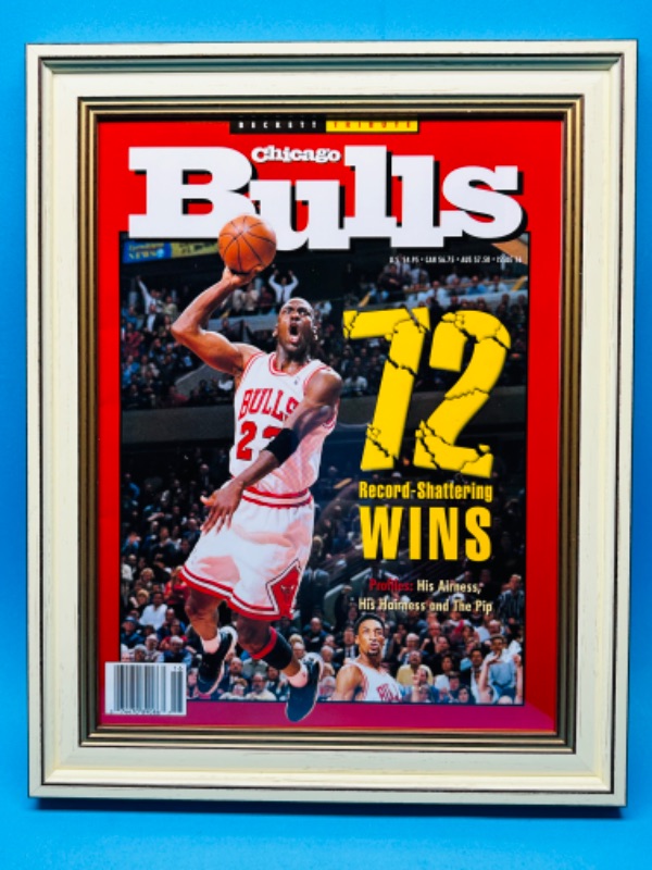 Photo 1 of 811796…framed Beckett magazine featuring Michael Jordan 13 x 10