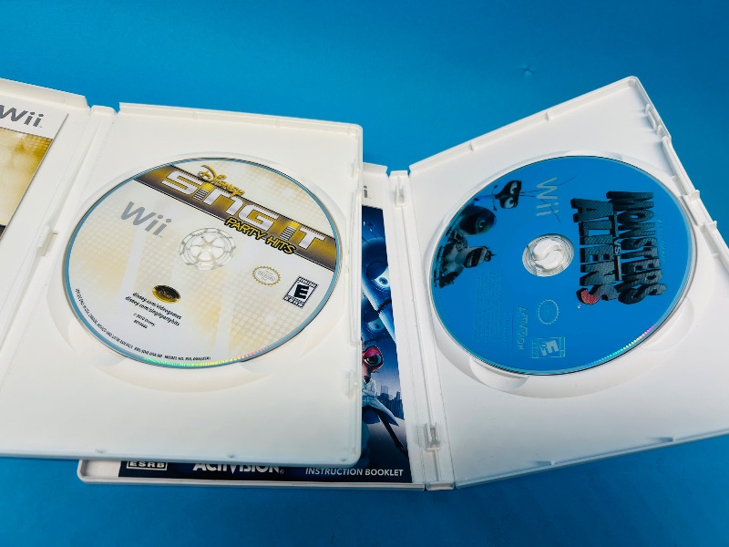 Photo 2 of 812132…2 Wii game discs 