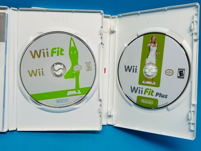 Photo 2 of 812140…  2 Wii game discs