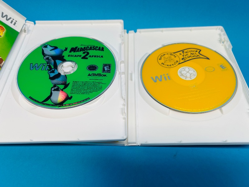 Photo 2 of 812189… 2 Wii game discs 