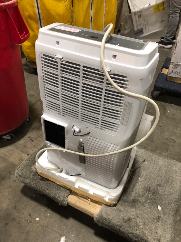 Photo 3 of  BLACK+DECKER BPACT10WT 5 500 BTU SACC/CEC (10 000 BTU ASHRAE) Portable Air Conditioner for Rooms up to 450 Sq. Ft. 