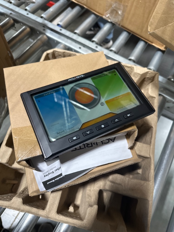 Photo 1 of AcuRite 01540M 5-in-1 Weather Station with Wi-Fi Connection to Weather Underground 141
