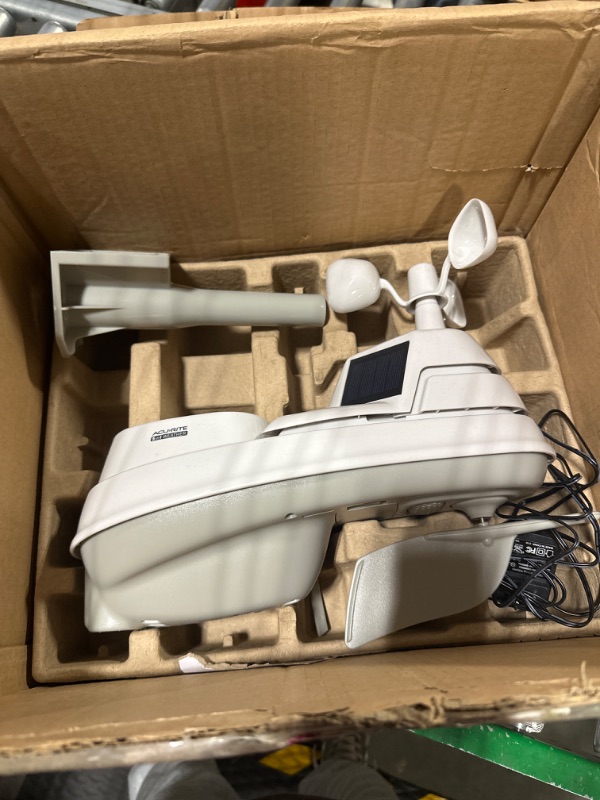 Photo 1 of AcuRite 01540M 5-in-1 Weather Station with Wi-Fi Connection to Weather Underground 141
