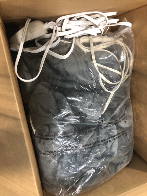 Photo 3 of ****Item is used. Smells and has pet hair all over it., for parts only****Sunbeam Soft Fleece Electric Heated Warming Throw Blanket Grey Flannel Washable Auto Shut Off 3 Heat Settings