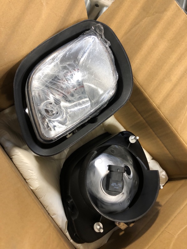 Photo 2 of Yuanone 2PCS Fog Light Assembly with Bulbs for FREIGHTLINER CASCADIA 2008-2017 Fog Light Lamp Bulbs Included,1 Pair