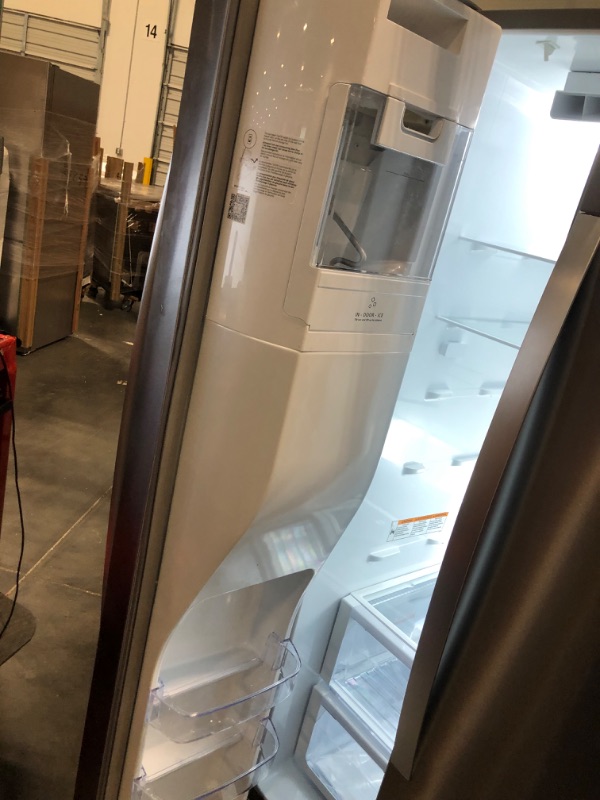 Photo 9 of Whirlpool 28.4-cu ft Side-by-Side Refrigerator with Ice Maker (Fingerprint Resistant Stainless Steel)
