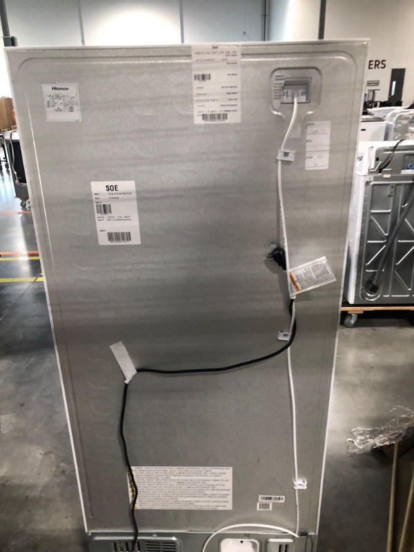 Photo 3 of Hisense 18-cu ft Top-Freezer Refrigerator (White)