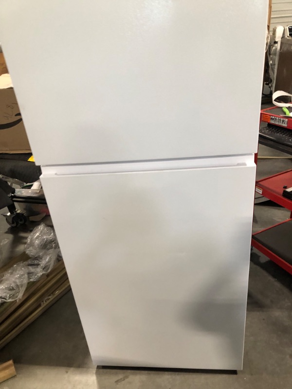 Photo 2 of Hisense 18-cu ft Top-Freezer Refrigerator (White)
