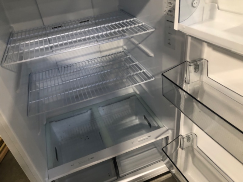 Photo 7 of Hisense 18-cu ft Top-Freezer Refrigerator (White)