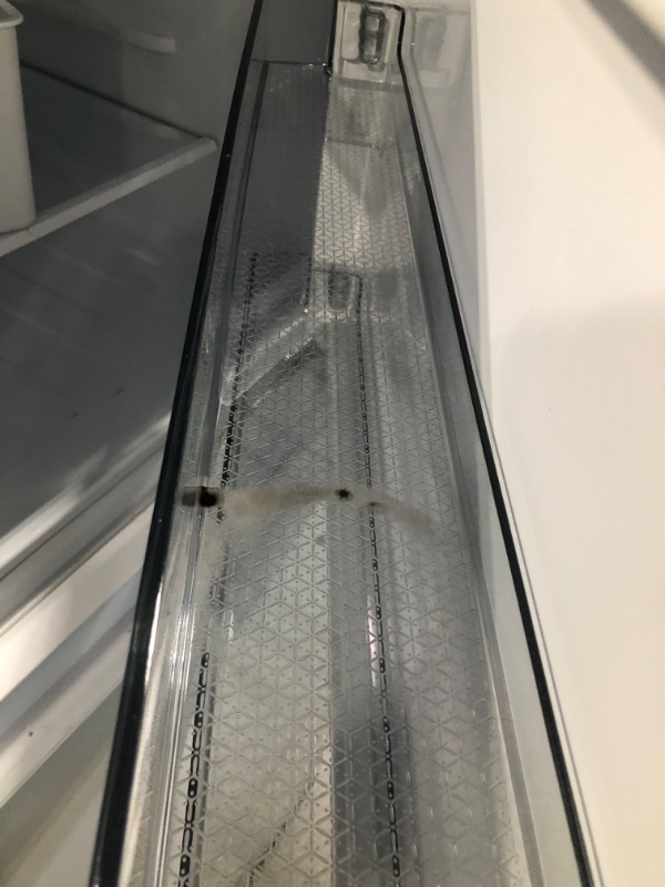 Photo 8 of Hisense 18-cu ft Top-Freezer Refrigerator (White)