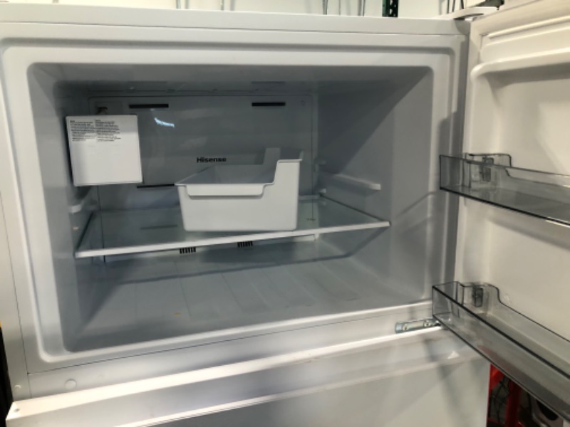 Photo 6 of Hisense 18-cu ft Top-Freezer Refrigerator (White)
