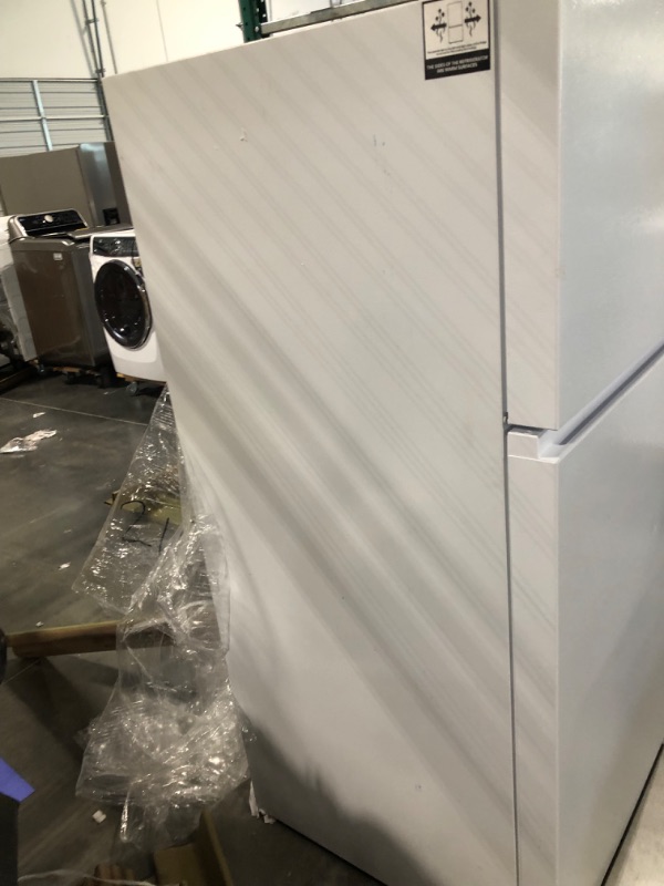 Photo 4 of Hisense 18-cu ft Top-Freezer Refrigerator (White)