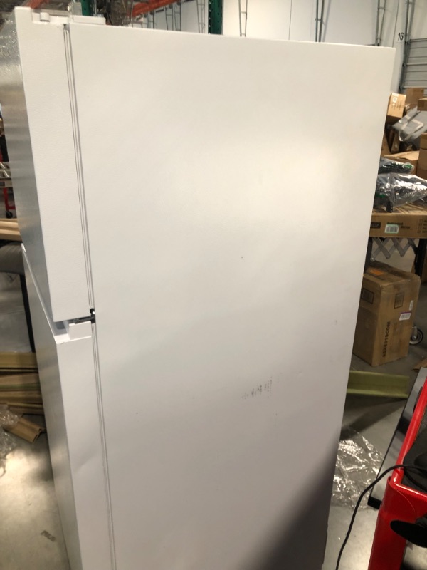 Photo 5 of Hisense 18-cu ft Top-Freezer Refrigerator (White)