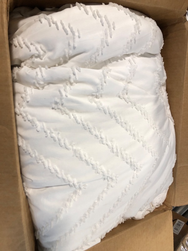 Photo 2 of SLEEPBELLA Queen Size Comforter Set, White Bedding Set Tufted Design ,Boho Comforter for Queen Bed ,Lightweight and Fluffy Bed Comforter for All Seasons Queen Chevron-white