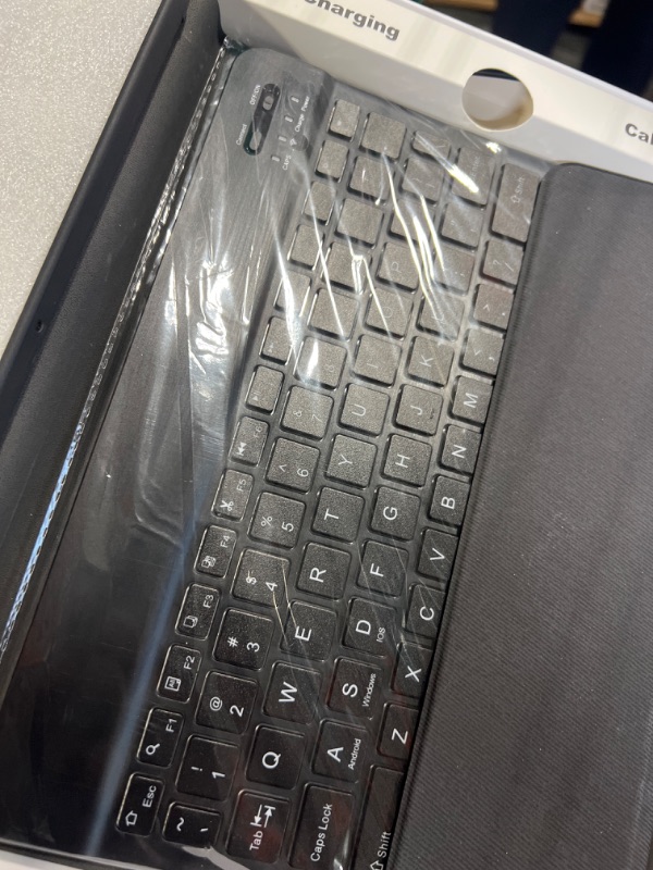 Photo 1 of iPad Keyboard Case Pro 2022 11-inch(4th Gen),Air 5th 4th Gen 2022/2020, Pro 11 1st/2nd/3rd 2018/2020/2021, 10.9 inch Case with Pencil Holder, Backlit Detachable BT Keyboard, Smart Folio(Black) 10.9"/11" for Air 5/Air 4/Pro 1st/2nd/3rd/4th Gen Black