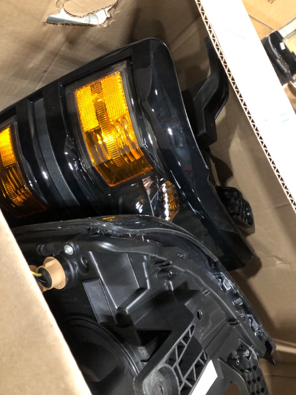 Photo 3 of DNA MOTORING Pair OE Style Headlights Compatible with 14-15 Chevy Silverado 1500, Black Housing/Clear Lens/Amber Reflector, HL-OH-CSIL14-BK-AM-B