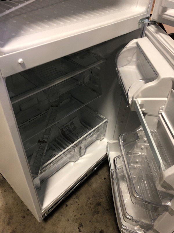 Photo 6 of Whirlpool 20.5-cu ft Top-Freezer Refrigerator (White)