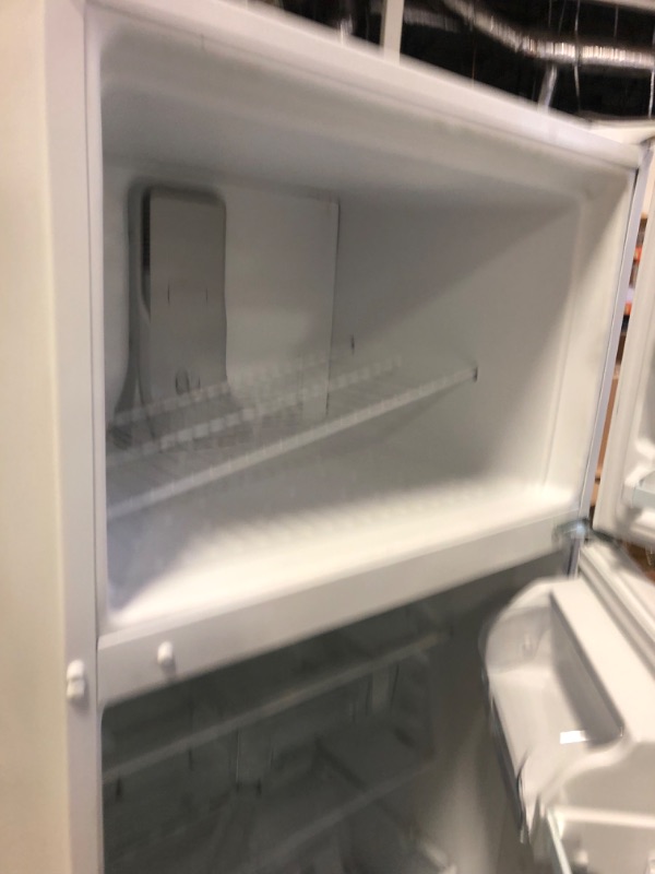 Photo 3 of Whirlpool 20.5-cu ft Top-Freezer Refrigerator (White)