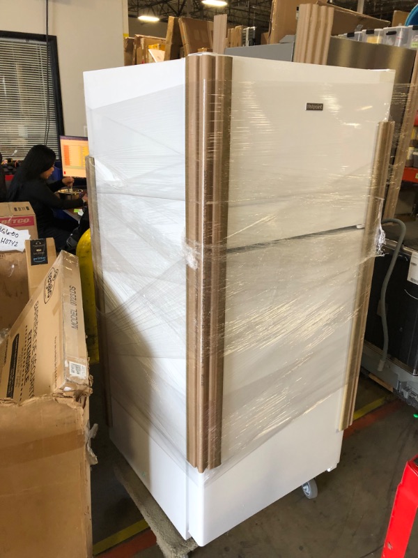 Photo 1 of Hotpoint 15.6-cu ft Top-Freezer Refrigerator (White)