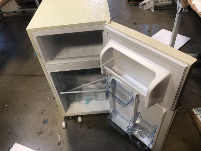 Photo 3 of FRIGIDAIRE EFR840-Cream EFR840 Retro Mini Fridge with Freezer & Side Bottle Opener-Small 2 Door Refrigerator for Office Bar or College Dorm Room-3.1 Cu Ft, Cream
HAS A MINOR DENT