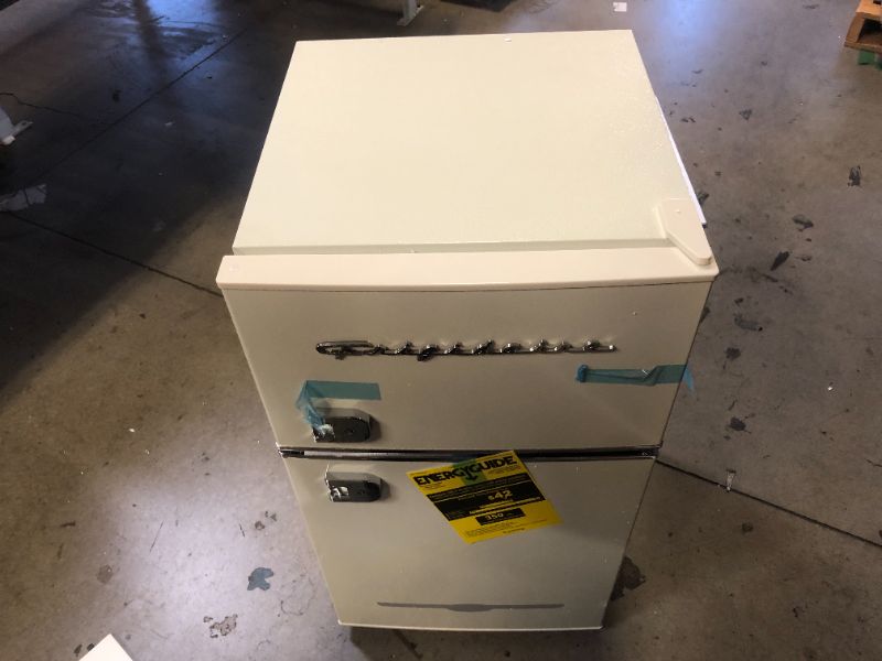 Photo 2 of FRIGIDAIRE EFR840-Cream EFR840 Retro Mini Fridge with Freezer & Side Bottle Opener-Small 2 Door Refrigerator for Office Bar or College Dorm Room-3.1 Cu Ft, Cream
HAS A MINOR DENT