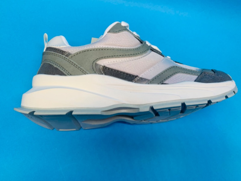 Photo 2 of 985099… ladies size 7.5 memory foam sneaker shoes  - a new day