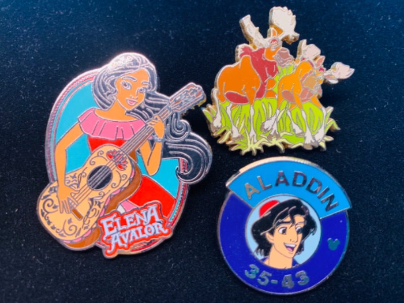 Photo 1 of 985142… 3 Disney pins