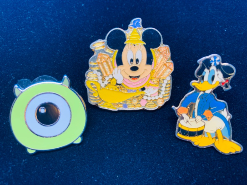 Photo 1 of 985147… 3 Disney pins