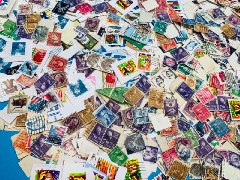 Photo 1 of 985574… hundreds of miscellaneous used stamps 