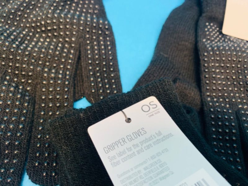 Photo 1 of 985779… 4 pairs of one size knit gripper gloves 