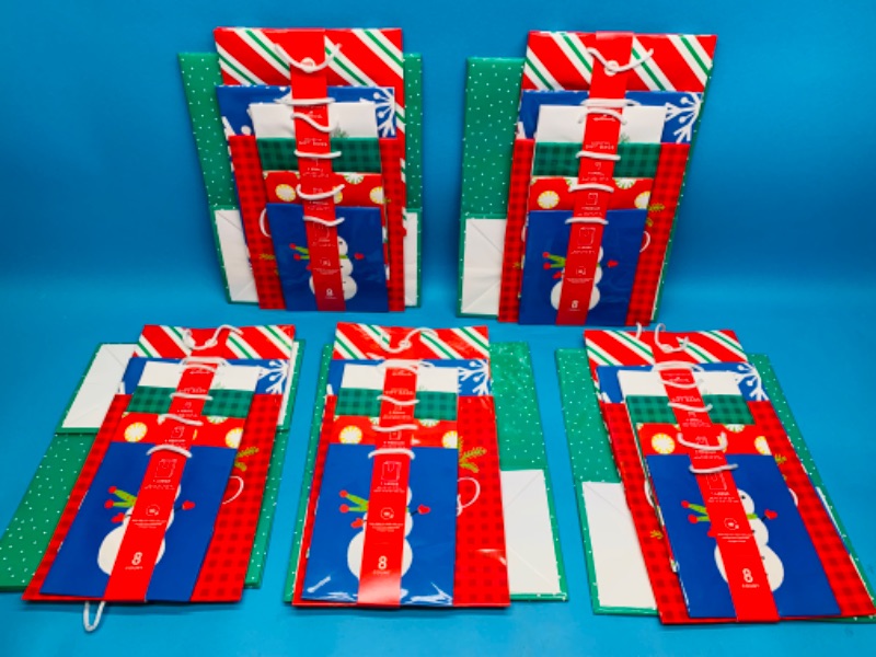 Photo 1 of 986049…40 various size Christmas gift bags