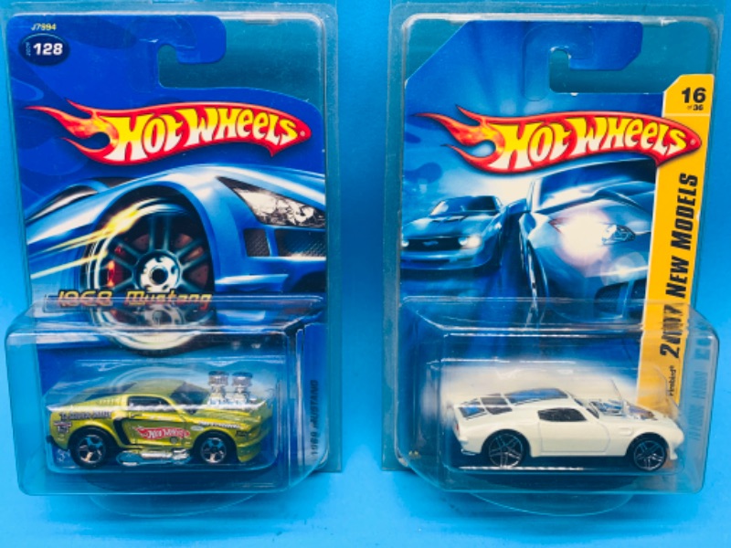 Photo 1 of 986087…2  hot wheels die cast cars in cases