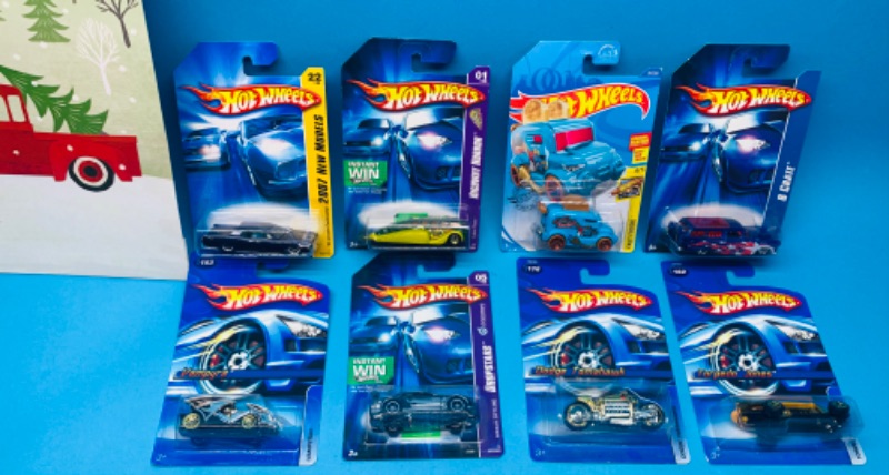 Photo 1 of 986761… 8 hot wheels die cast cars in gift box 