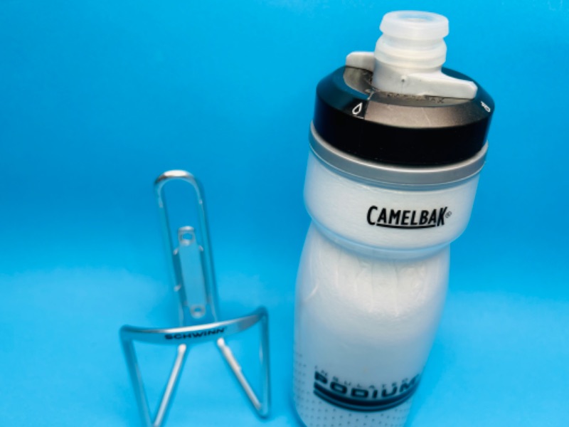 Photo 2 of 986995…camelbak insulated bottle and schwinn bottle holder for bike