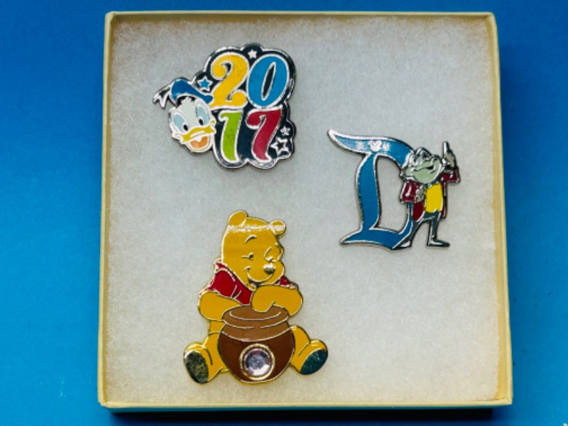 Photo 1 of 987329… 3 Disney pins in gift box