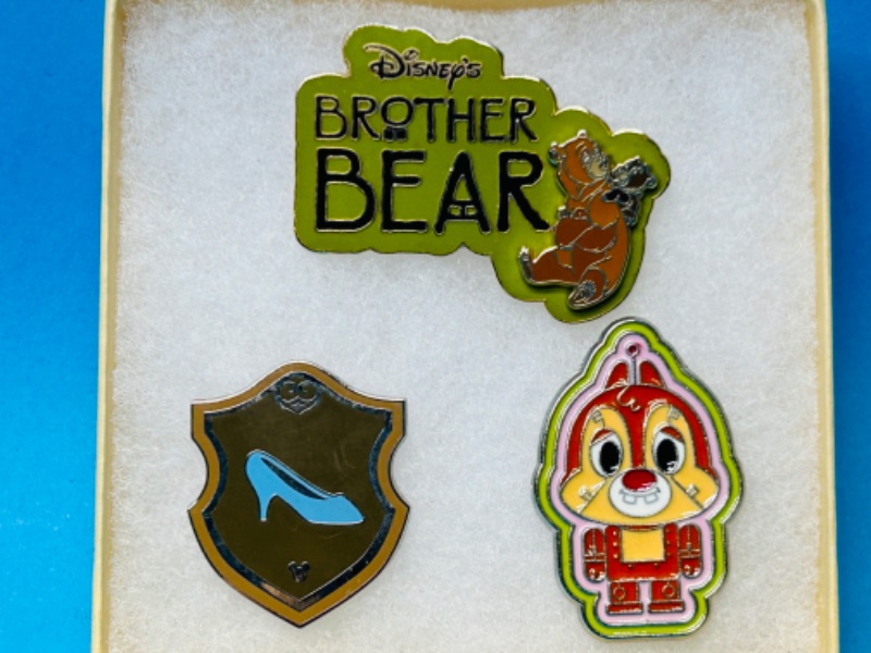 Photo 1 of 987332…  3 Disney pins in gift box