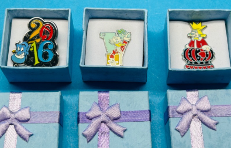 Photo 1 of 987496… 3 Disney pins in gift boxes 