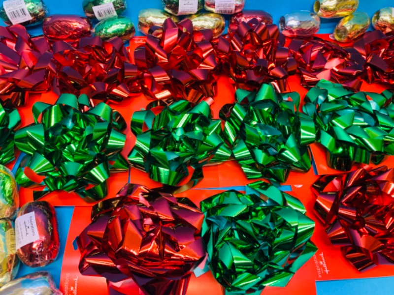 Photo 3 of 987753…16 large metallic bows and 20 curling ribbons for wrapping 