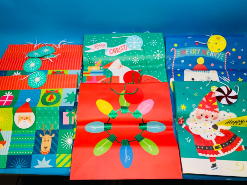 Photo 1 of 988181…15 xxlarge Christmas gift bags 