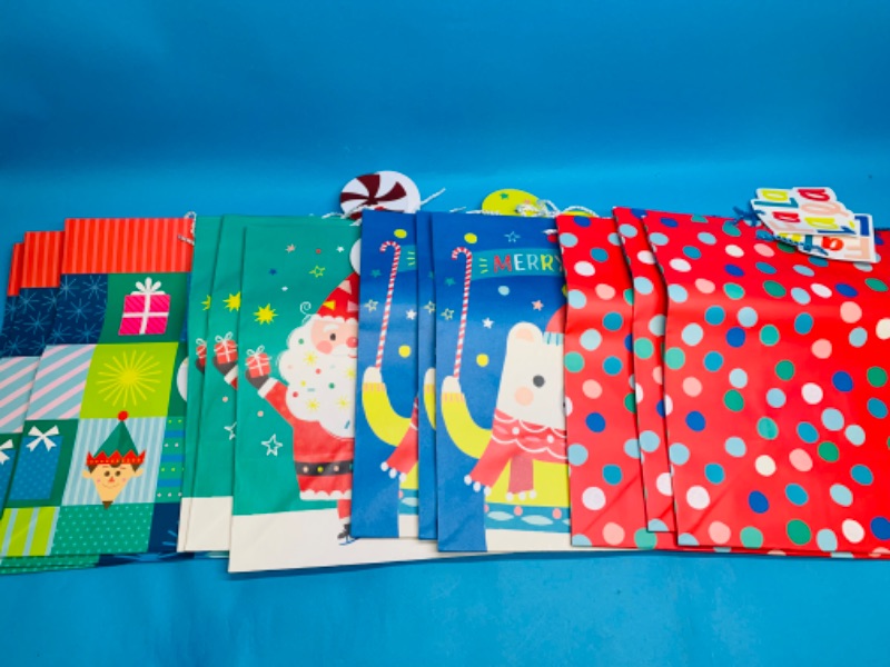 Photo 1 of 988198…12 xxlarge Christmas gift bags 