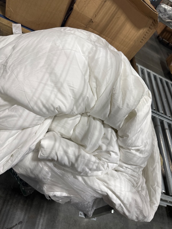 Photo 2 of Amazon Basics Down Alternative Bedding Comforter Duvet Insert - Full/Queen, White, All-Season-NOT EXACT PITURE
