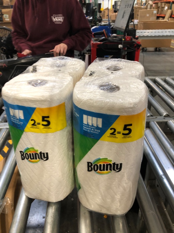 Photo 1 of Bounty Bounty Paper Towels, White, 4 Double Rolls = 8 Regular Rolls, 4 Count (Pack of 1) 