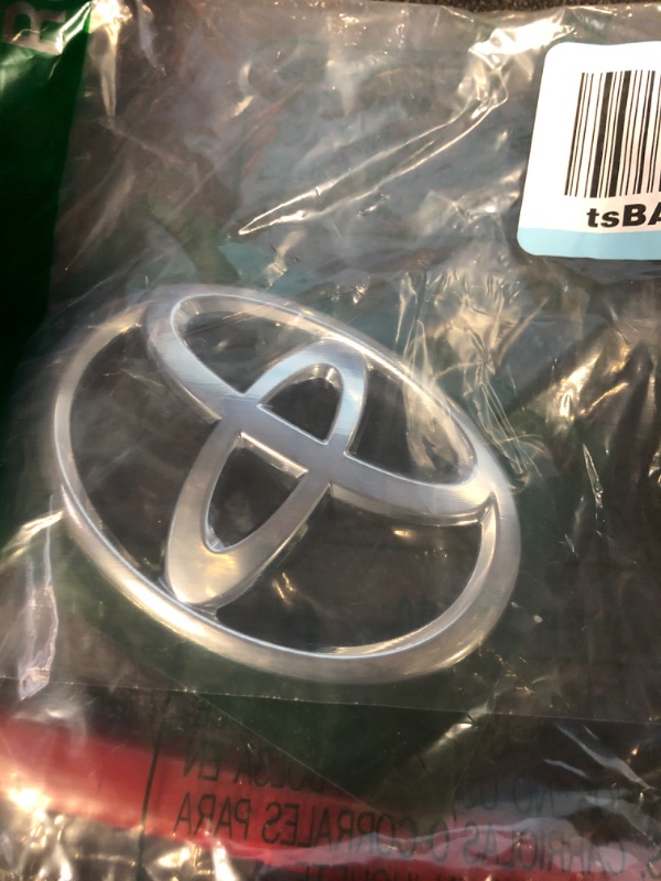 Photo 1 of TOYOTA Genuine Radiator Emblem