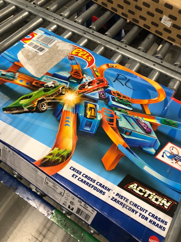 Photo 2 of Hot Wheels Track Set with 1:64 Scale Toy Car, 4 Intersections for Crashing, Powered by a Motorized Booster, Criss-Cross Crash Track????