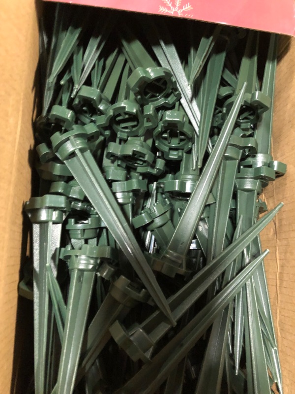Photo 3 of 200-Pack Plastic Light Stakes, 4.5 Inch Christmas Yard Stakes for C7 C9 Christmas Lights Outdoor, Universal Light Stakes for Outdoor Holiday Lights Use on Garden Lawn Patio Path Walkway – GREEN 200 Pack